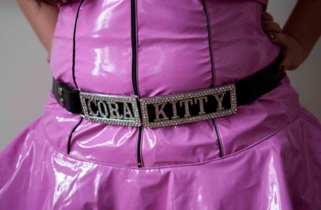 Cora Kitty modelo pornografico imágenes